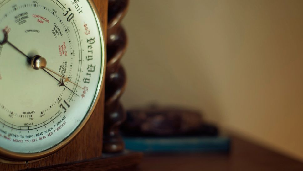 How does a weather barometer work?